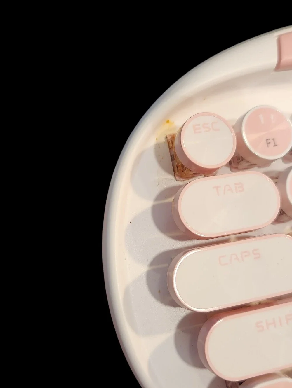 Retro Round-Key Wireless Keyboard in Blush Pink and White